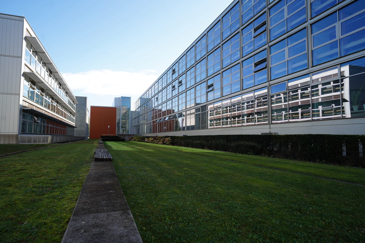 The LRZ building on research campus in Garching